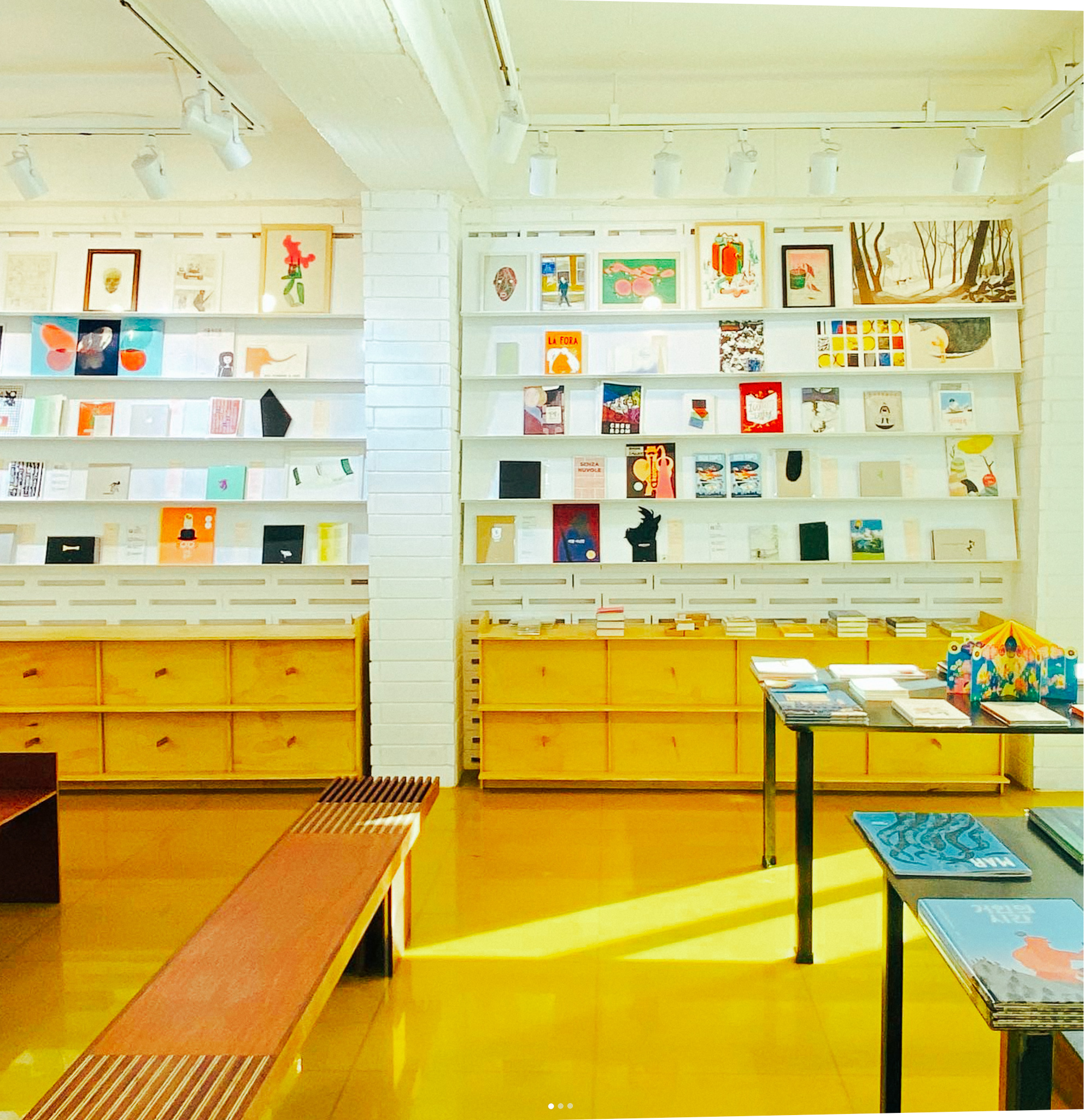 다른 세계로 인도하는 특별한 책방