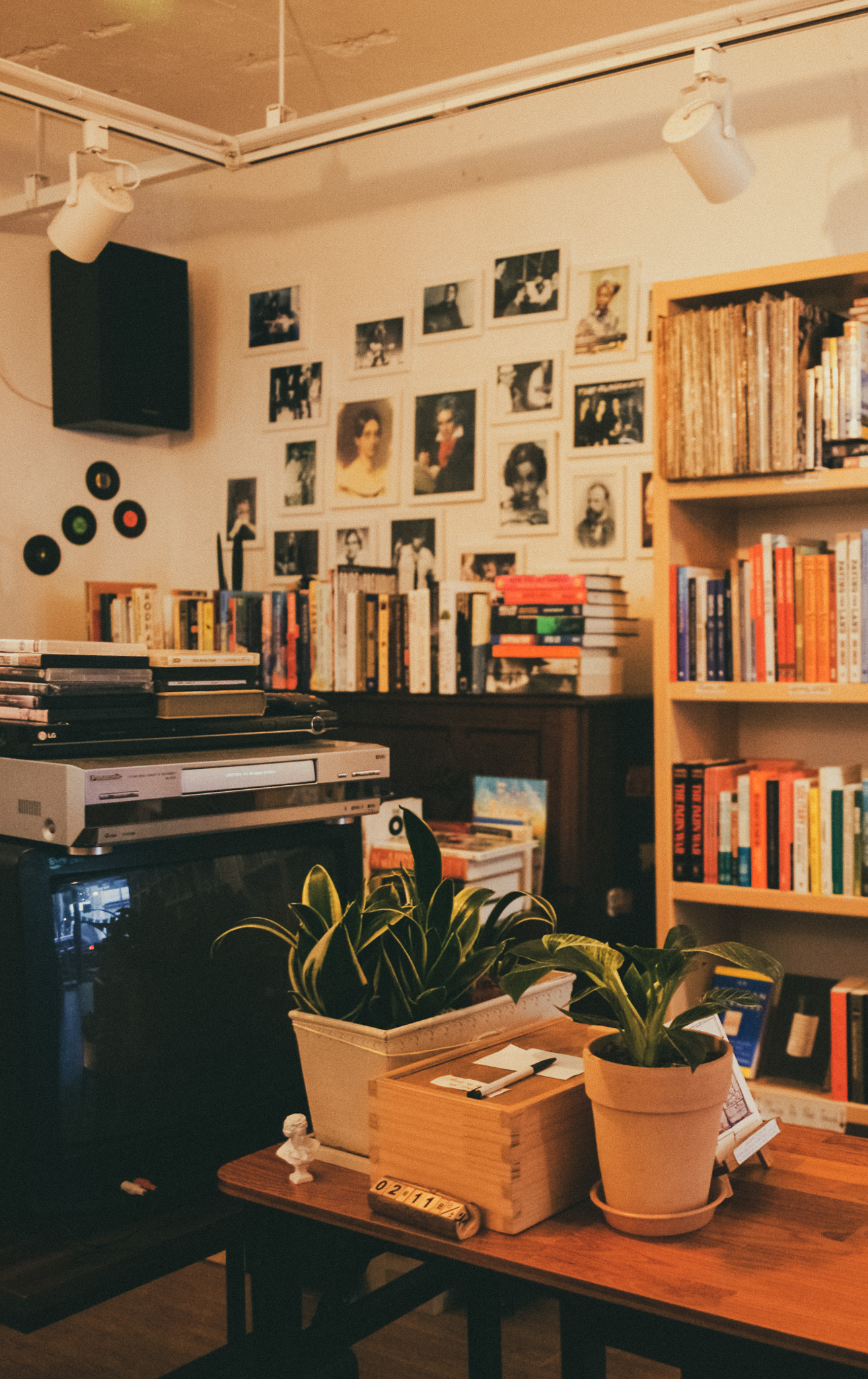 서울 한복판에서 만나는
이국적인 동네책방