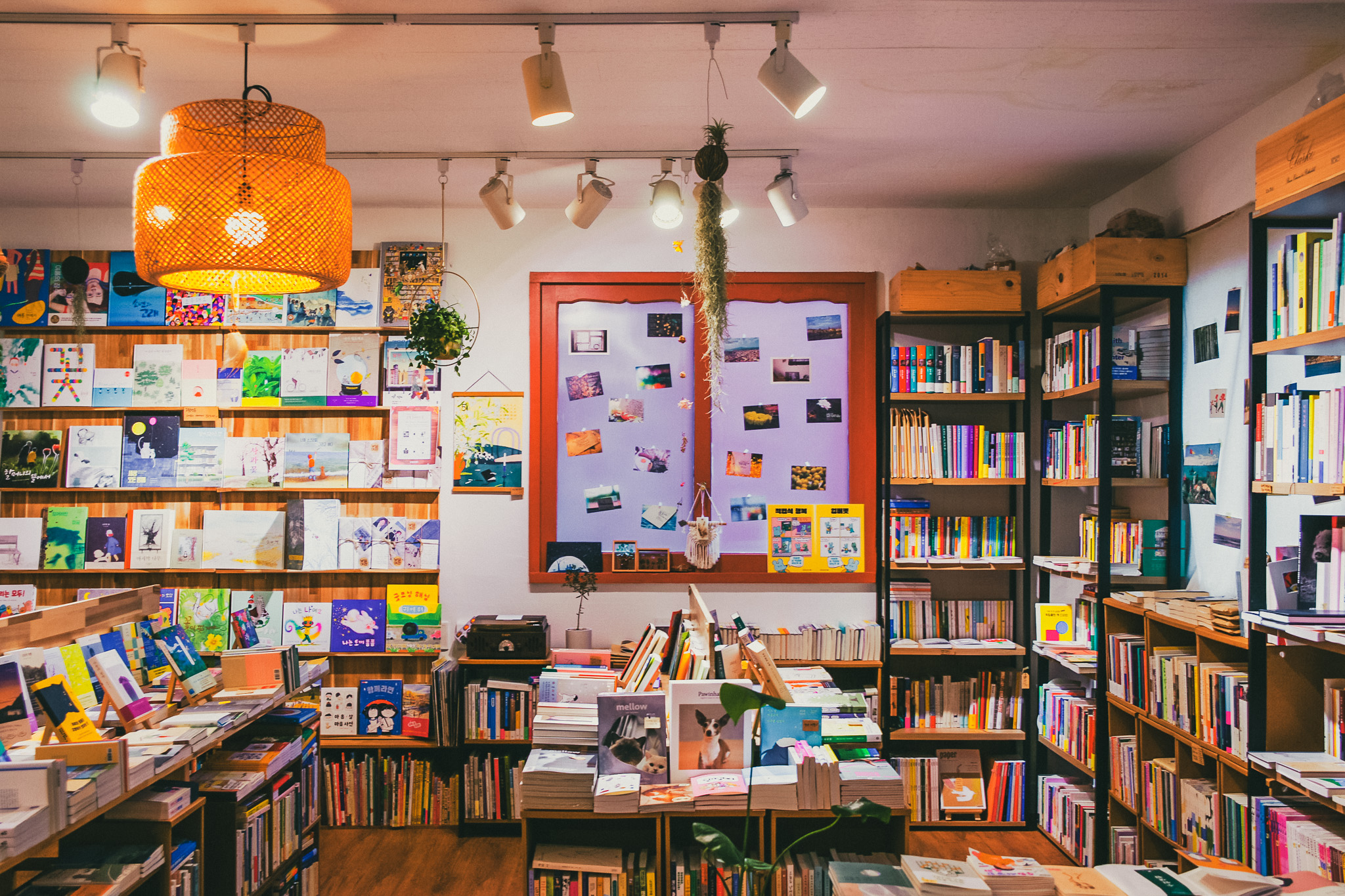 일상 여행자들이
잠시 쉬어가는
제로웨이스트샵 & 서점