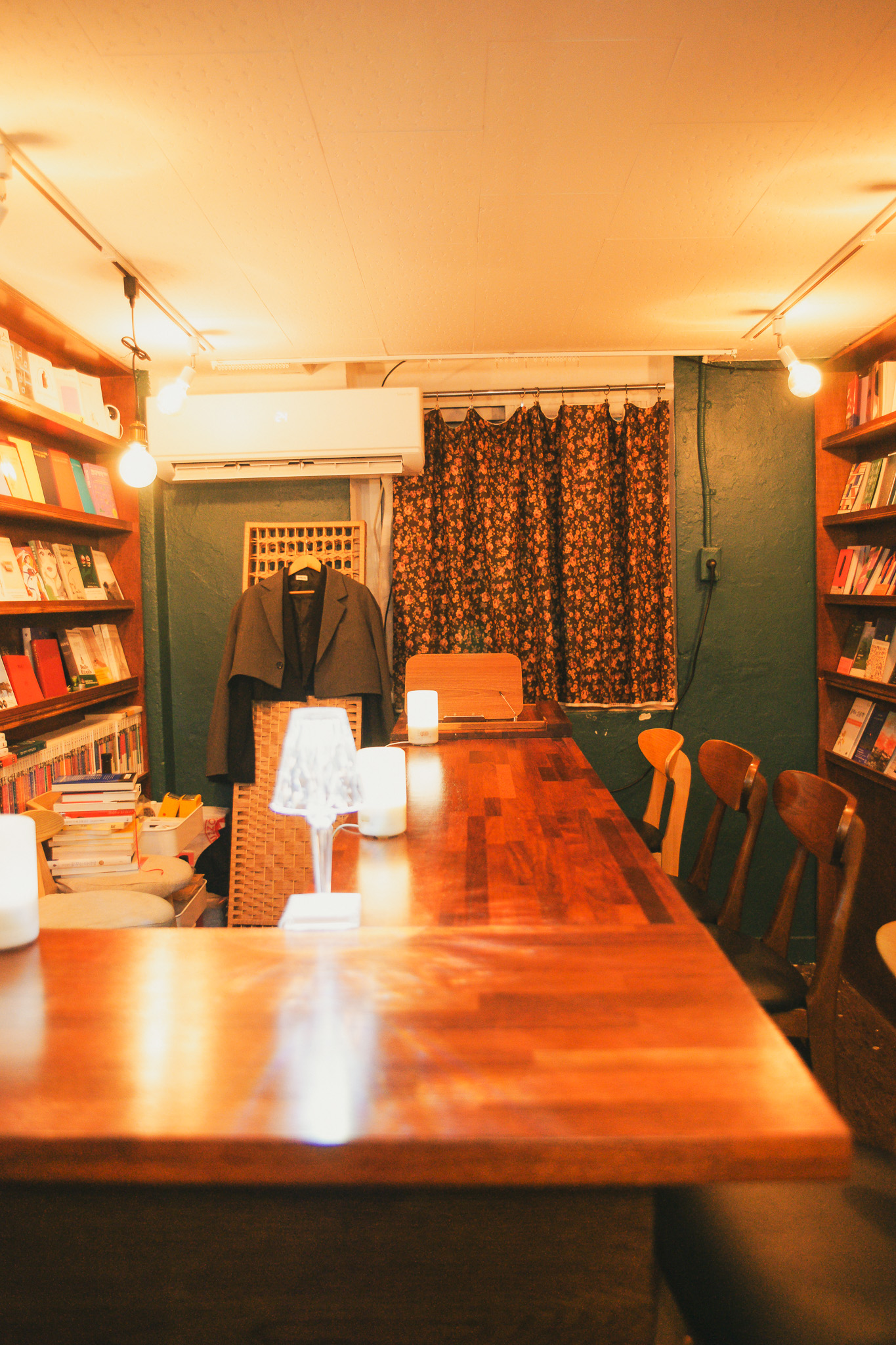 365일 하루에
딱 3시간만
문을 여는 서점