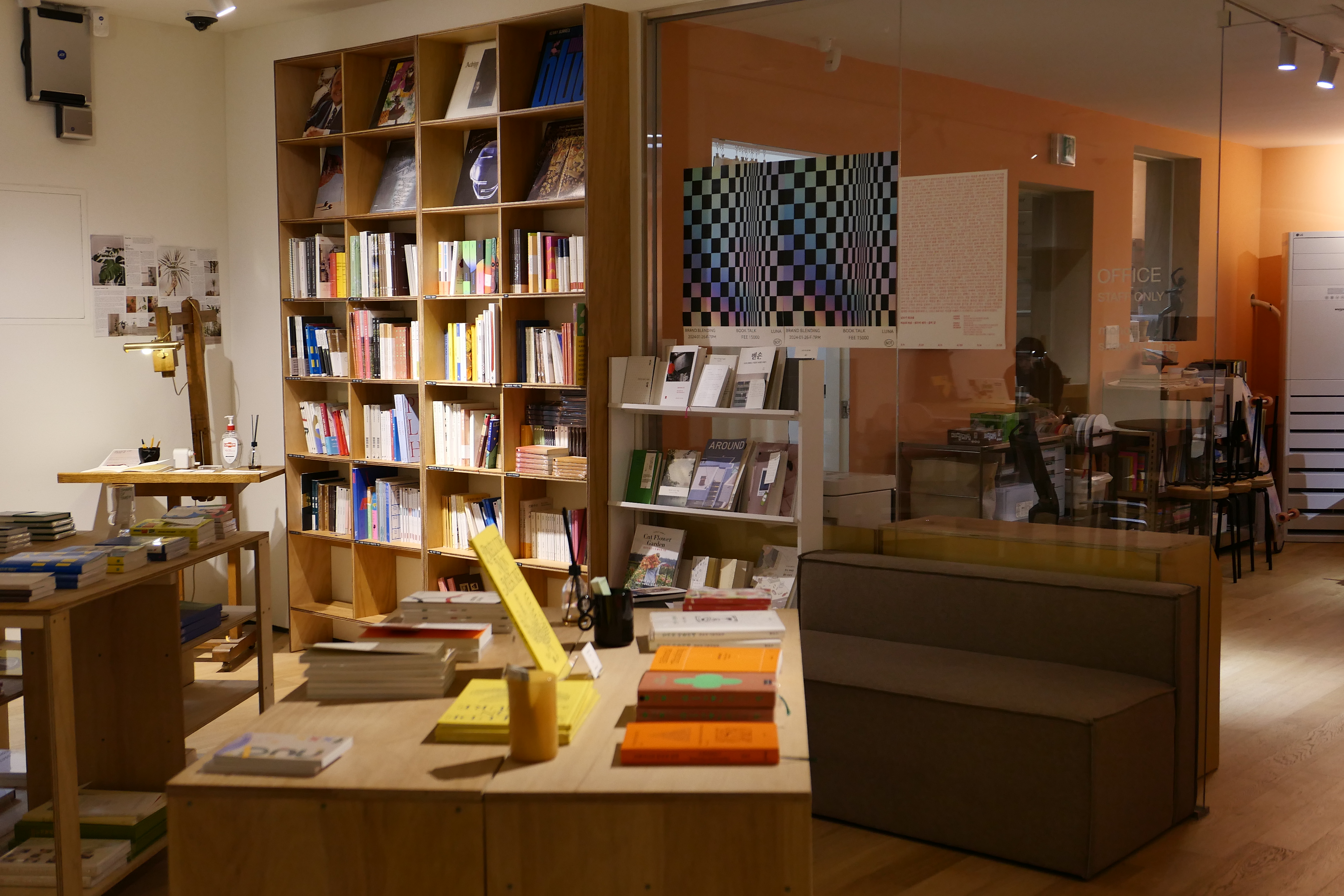 시간의 결을 따라
머무는 책방