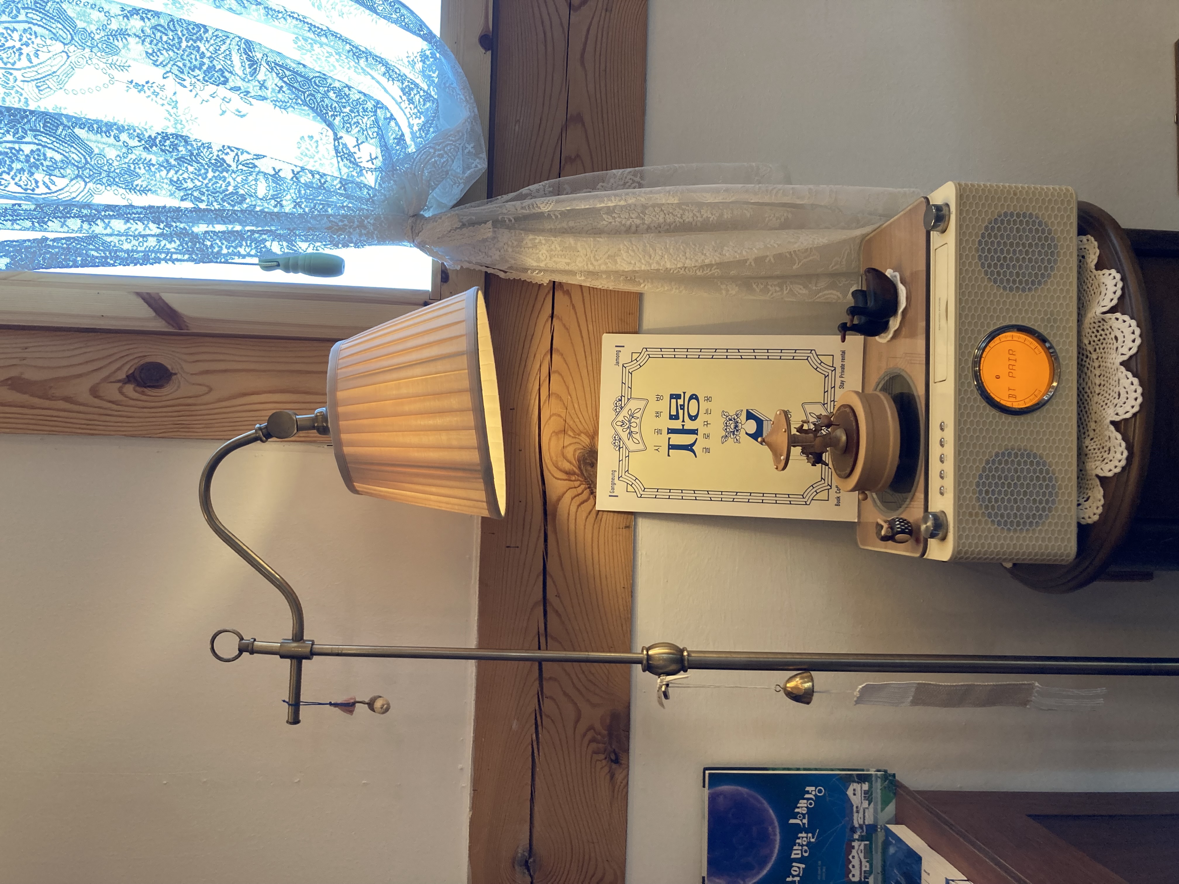 그림자가 느리게 기우는
작은 쉼터