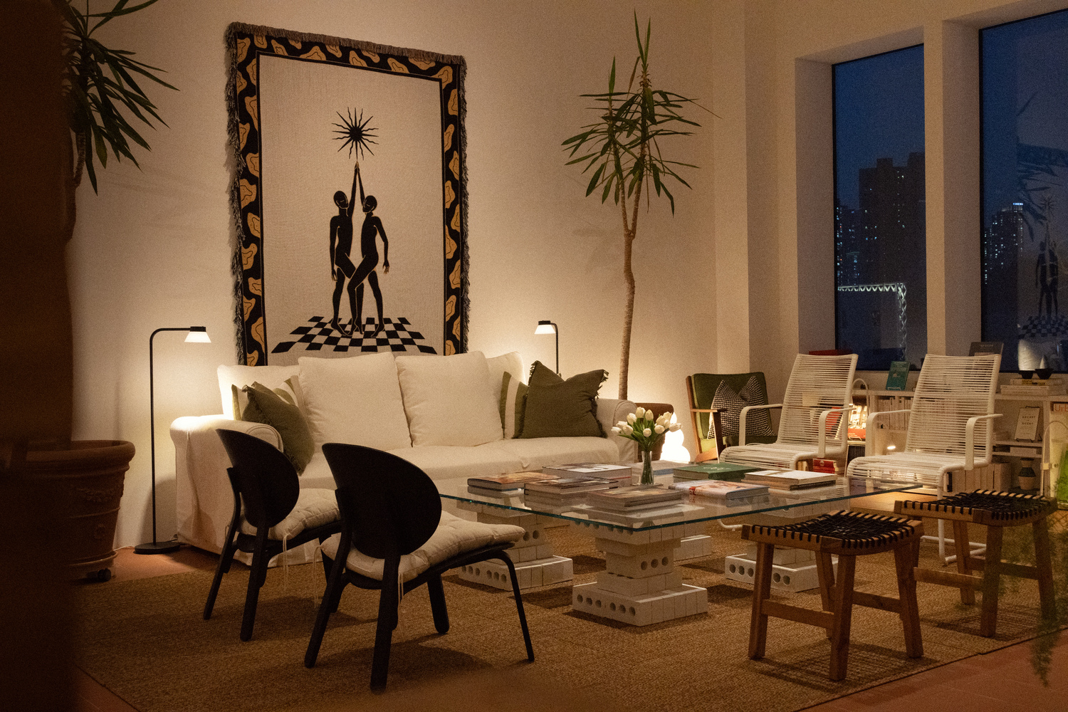 지금은 잊혀졌지지만 
여전히 아름다운 책들을
만날 수 있는 심야 헌책방