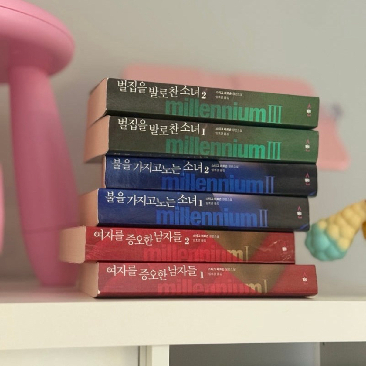 안나님의 벌집을 발로 찬 소녀 게시물 이미지