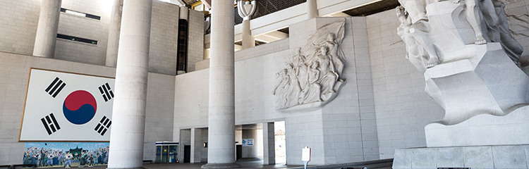 광복절에 의미있는 
책을 읽고 싶어요